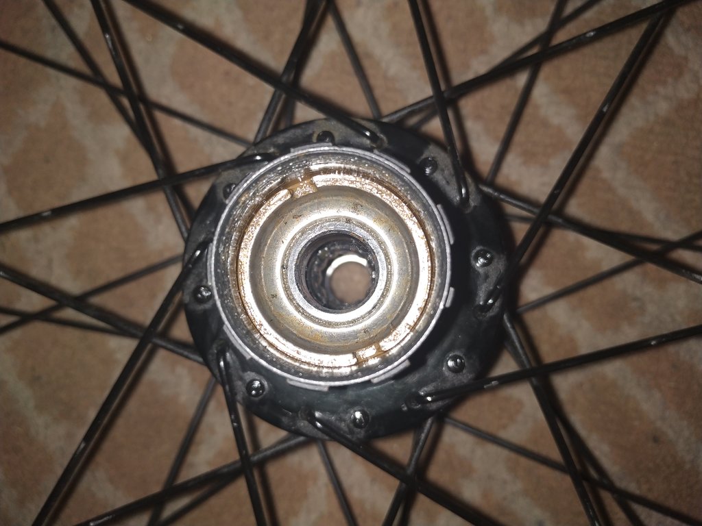 Creo que es con muescas pero no tengo herramientas alguna idea? Invento graciass
